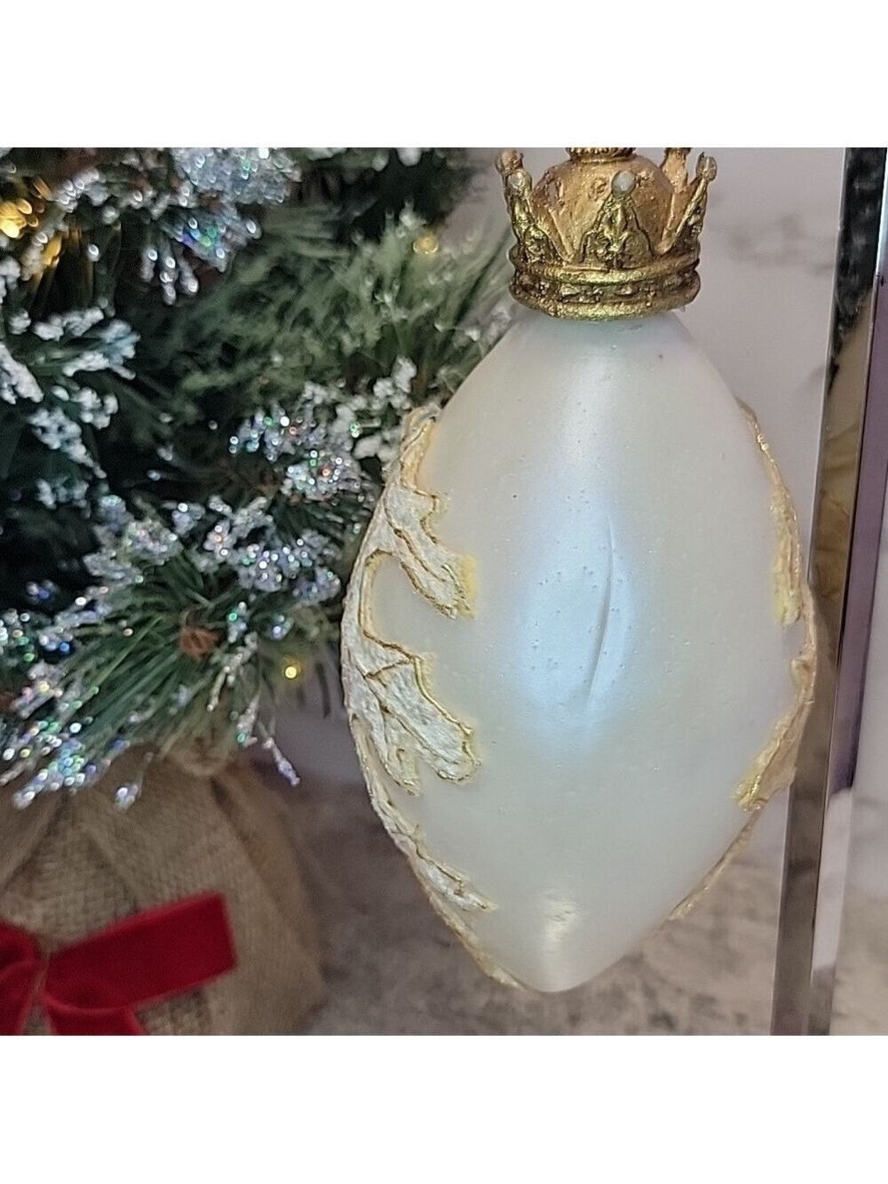 Stunning oversized Leaf theme Christmas Ornament - Picture 3 of 6